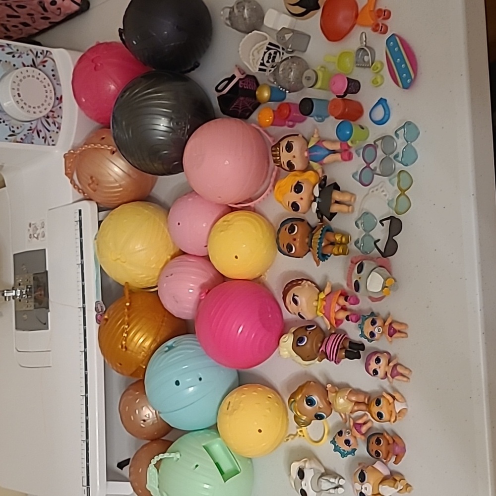 HUGE lot of LOL dolls and accessories